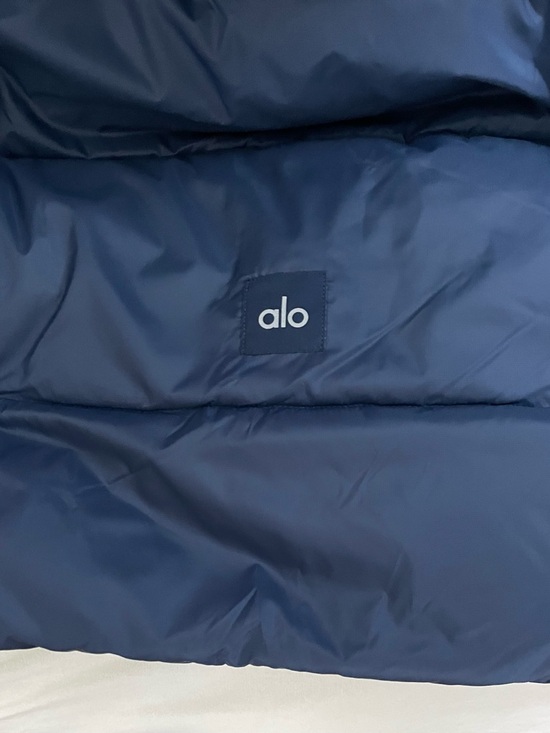 Alo Yoga NWT Gold Rush Puffer Jacket Navy Blue Size M - Picture 11 of 12